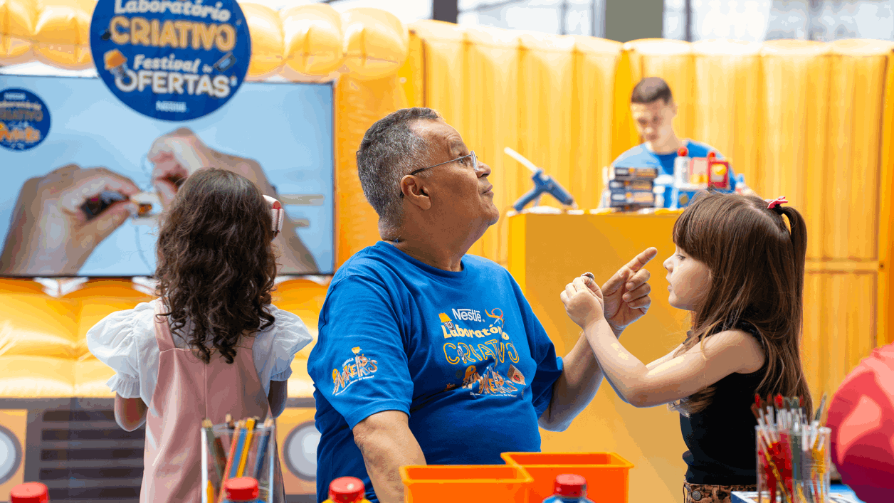 Nossas oficinas, com duas horas de duração, são conduzidas por monitores experientes em um ambiente totalmente seguro e divertido. E, para deixar o clima do evento ainda mais mágico, contamos com a participação especial de Paulo Netho, contador de histórias e escritor, responsável por fazer a garotada embarcar em aventuras fantásticas durante as oficinas de criação.