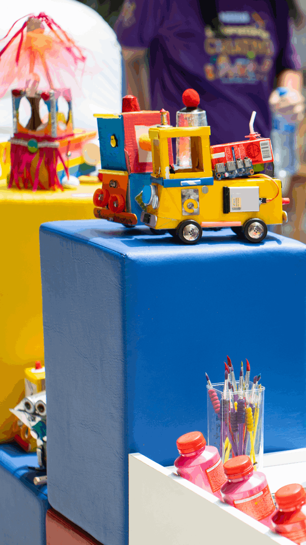 Nossas oficinas, com duas horas de duração, são conduzidas por monitores experientes em um ambiente totalmente seguro e divertido. E, para deixar o clima do evento ainda mais mágico, contamos com a participação especial de Paulo Netho, contador de histórias e escritor, responsável por fazer a garotada embarcar em aventuras fantásticas durante as oficinas de criação.