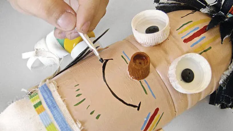 Boneco Indígena com garrafa PET da Fábrica de Brinquedos