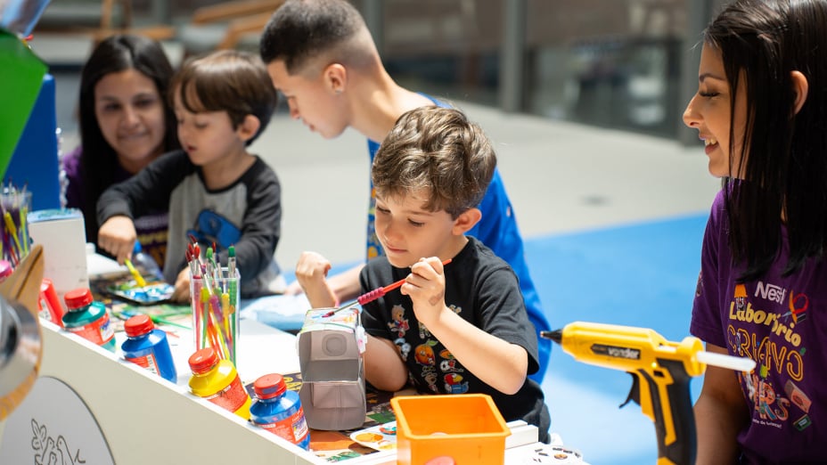 Mobirise WAs atividades acontecem em cinco supermercados de São Paulo e cidades vizinhas. A iniciativa começou – com muito entusiasmo dos pequenos. Além do Carrefour Paseo Alto das Nações, o Laboratório Criativo já passou também pelo Barbosa Supermercados, unidade Bosque Maia, em Guarulhos.ebsite Builder
